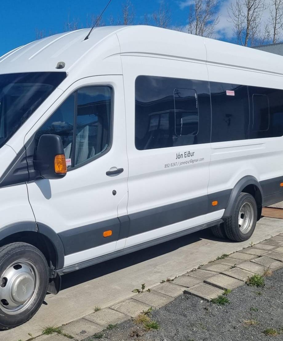 Hlið hvítrar rútu merkt Jón Eiður, 892-9247 og joneidur@gmail.com